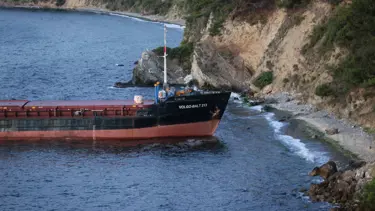 Kaptanı uyuduğu için karaya oturan gemi kurtarıldı