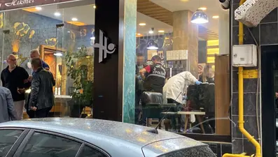 Kardeşini kuaförde ensesinden vurup kaçtı