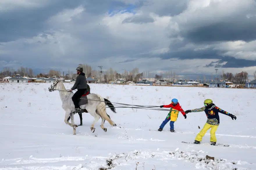 Van'da "Atlı snowboard" heyecanı 15 Van'da "Atlı snowboard" heyecanı 15