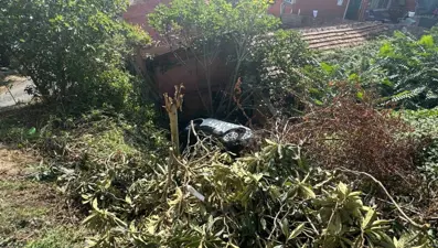 Evin bahçesine düşen otomobilin sürücüsü yaralandı