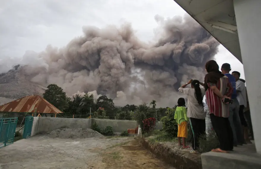 Sinabung  korku püskürtüyor! 1