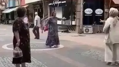 Eski eşinin kaçtığını düşündüğü kadının dükkanını taşladı