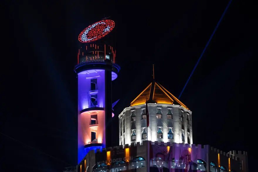 Birinci Meclis Binası ve Atatürk Cumhuriyet Kulesi Türk bayrağı renklerine büründü 6