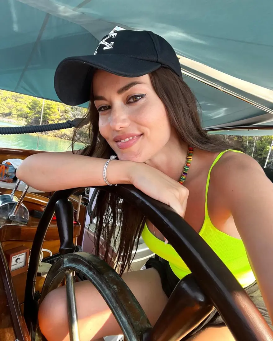 Fahriye Evcen'den çok konuşulan tekne pozları 3