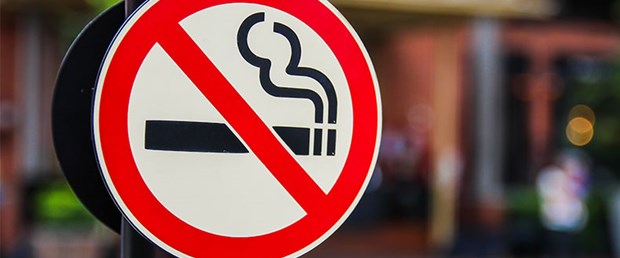 Sigara kapı önünde de yasak olacak
