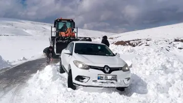 Muş'ta kar yolları kesti: Mahsur kalan 60 kişi kurtarıldı