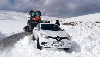 Muş'ta kar yolları kesti: Mahsur kalan 60 kişi kurtarıldı