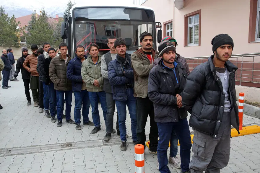 Erzincan'da bir otobüste 165 kaçak göçmen 8
