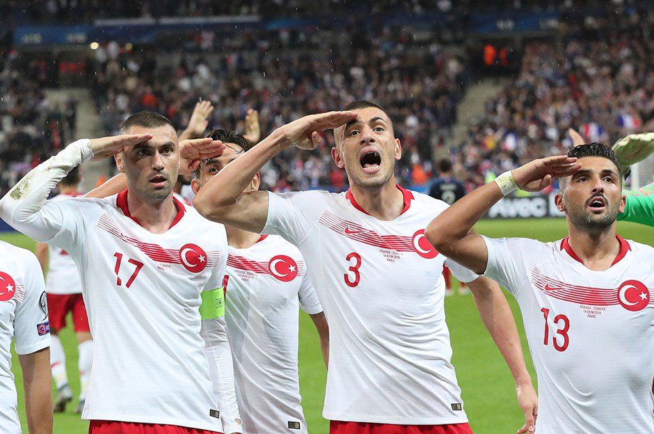 Ünlü isimlerden A Milli Futbol Takımı'na destek mesajları (1-1 biten Fransa Türkiye maçında asker selamı)
