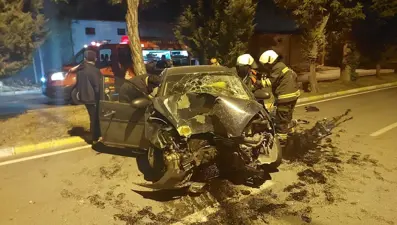 Otomobil aydınlatma direğine çarptı: 4 yaralı