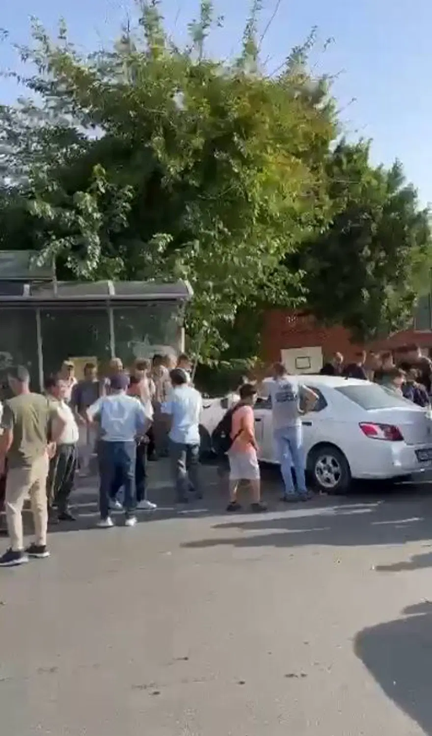 Kontrolden çıkan otomobil otobüs durağına daldı: 3 yaralı 4
