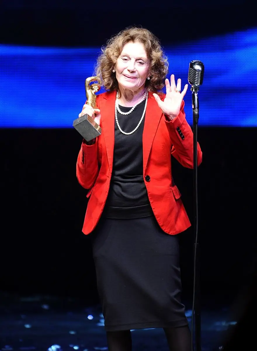 Usta sanatçı Yıldız Kenter son yolculuğuna uğurlandı 28