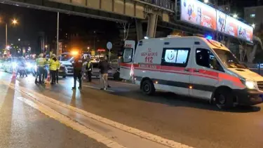 Kadıköy'de vatandaş üst geçitten düştü: Sürücüler kurtardı