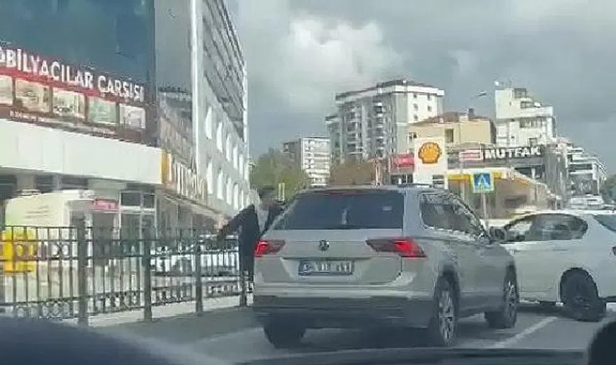 İstanbul'da trafikte bıçaklı saldırı İstanbul'da trafikte bıçaklı saldırı