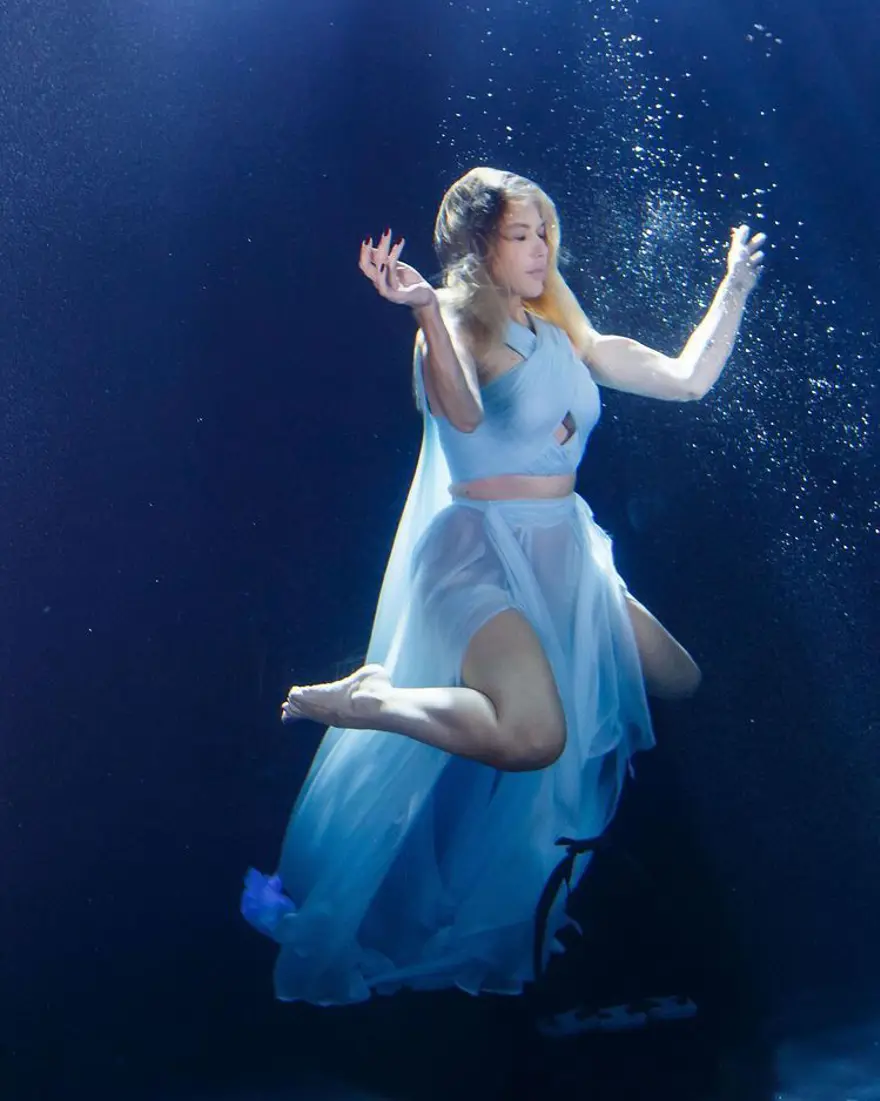 Hadise Coş Dalgalan klibi için elbisesiyle havuza daldı 6