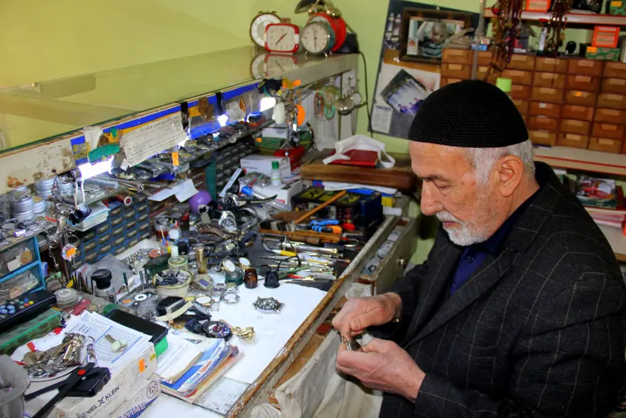 Yarım asırdır 20 metrekarelik dükkanda: 58 yıldır zamanın durmaması için çalışıyor 4