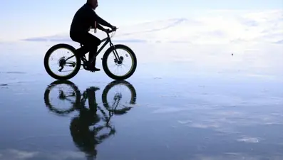 Buz tutan Çıldır Gölü üzerinde bisiklet turu heyecanı
