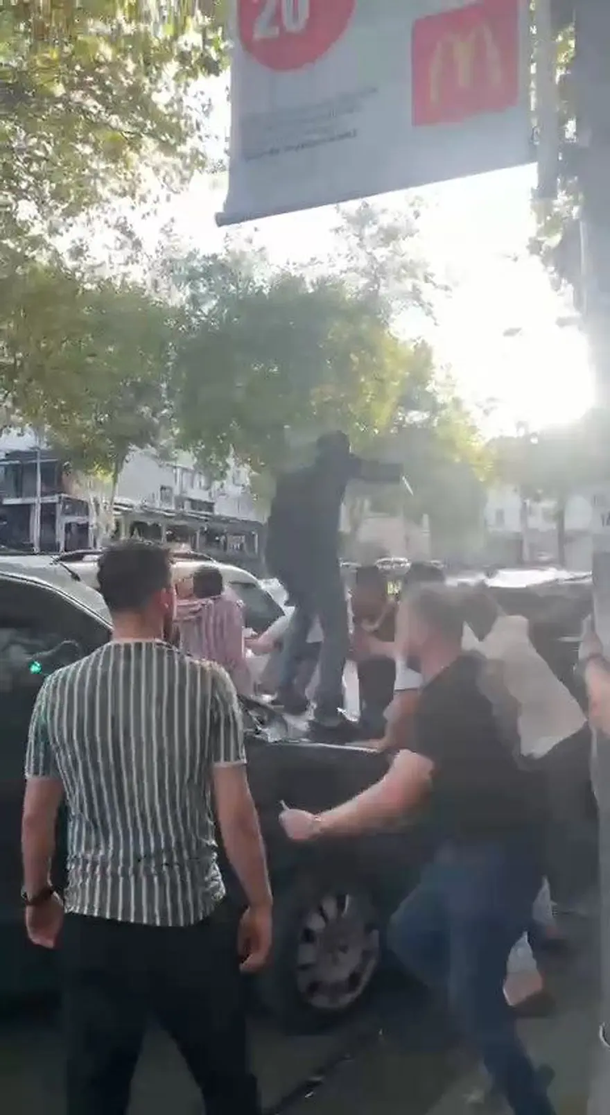 Fatih’te park yerikavgasında bıçaklar çekildi 1