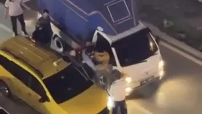 Yol ortasındaki kavga trafiği kilitledi