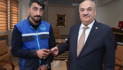 Çöpün kenarında bulduğu 30 bin doları sahibine verdi: Haram yemek istemedim