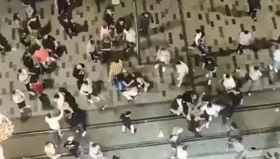 İstiklal Caddesi'nde iki kişiyi tekme tokat dövdüler