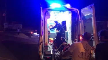 Otomobiliyle drift atarken motosikletli gence çarpıp kaçtı
