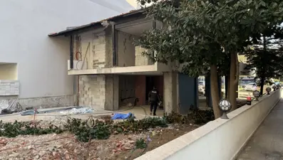 Tamir için çıktığı çatıdan düşüp öldü