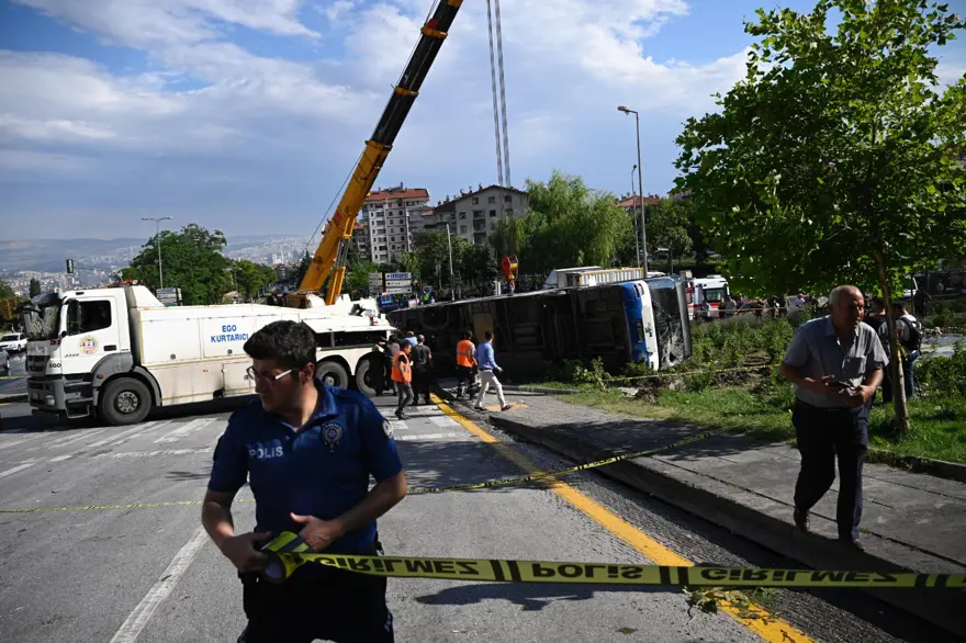 Ankara’da EGO otobüsü devrildi: 5 kişi yaralandı 4