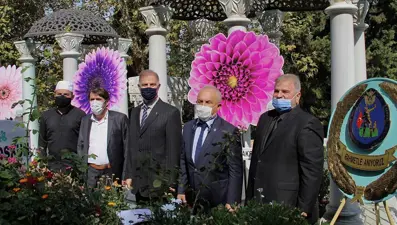 Zeki Müren'e kabri başında anma