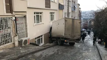 Beyoğlu'da kamyonet apartmana çarptı
