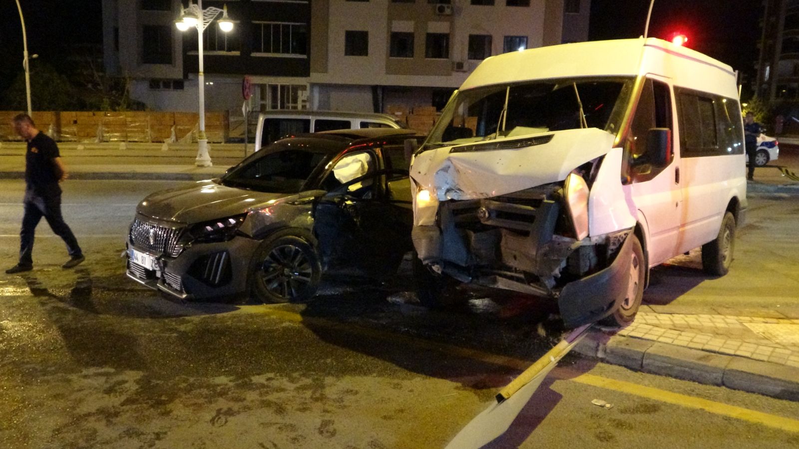 Sivil polis aracının karıştığı kazada 1'i polis 4 kişi yaralandı