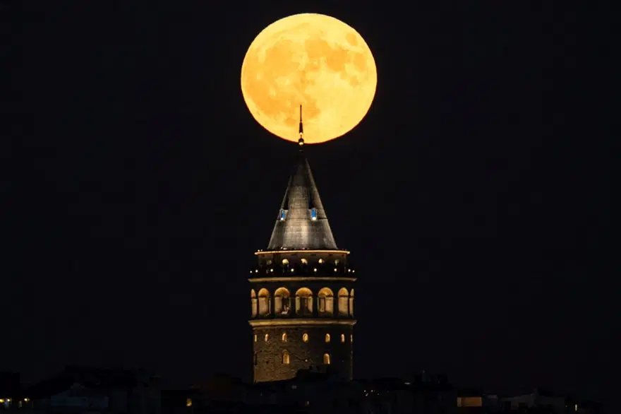 ASTRONOMİK BİR GÖRSEL ŞÖLEN 