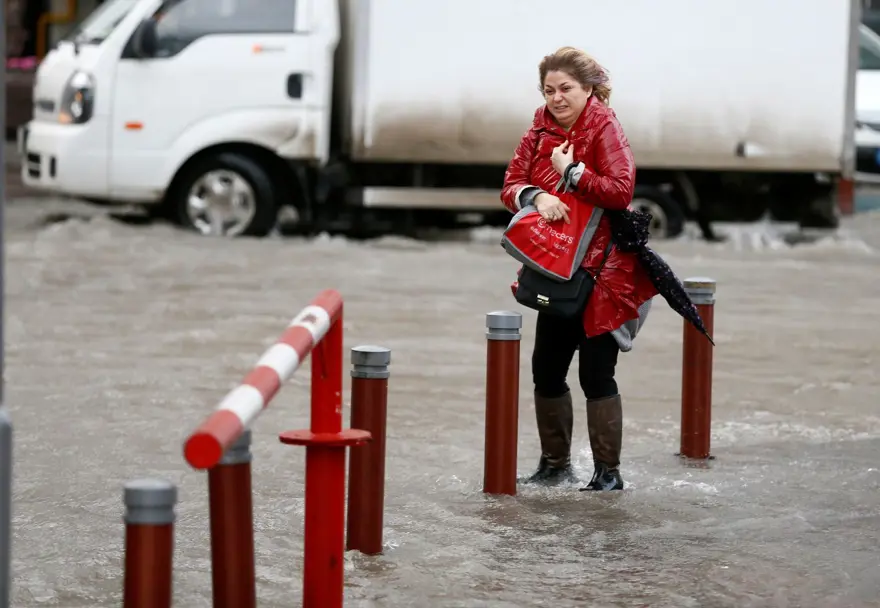İzmir'de fırtına: Deniz taştı, işyerlerini su bastı 5