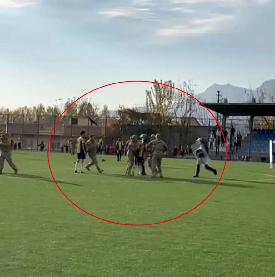 Bitiş düdüğü çaldı saha karıştı: Hakem ve rakip oyunculara saldırıya jandarma müdahale etti 2