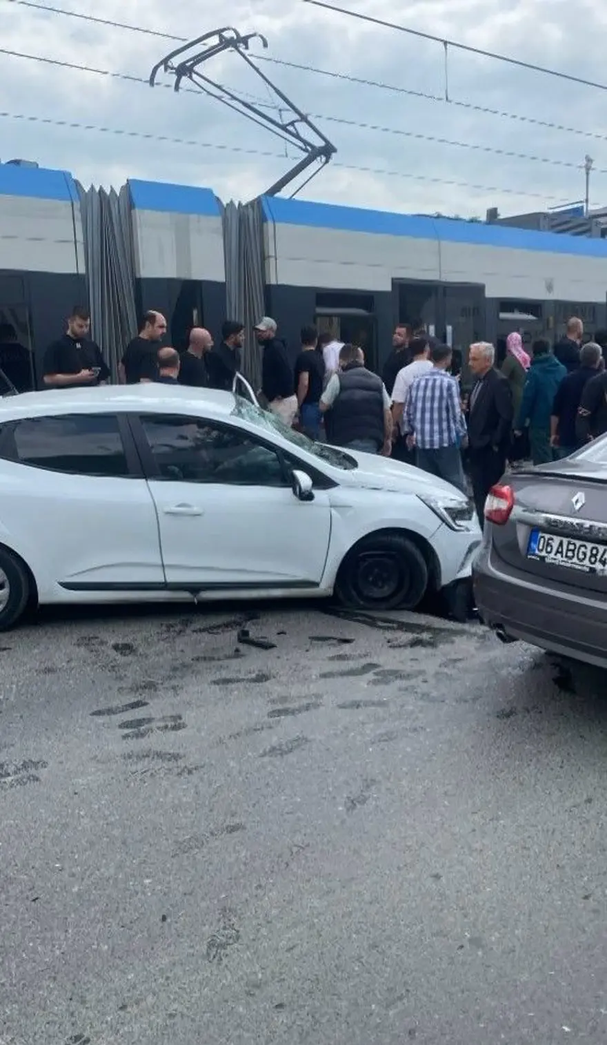 İstanbul’da tramvay otomobile çarptı: 2 yaralı 1 İstanbul’da tramvay otomobile çarptı: 2 yaralı 1