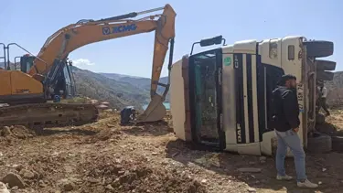 Adıyaman'da hafriyat kamyonu devrildi