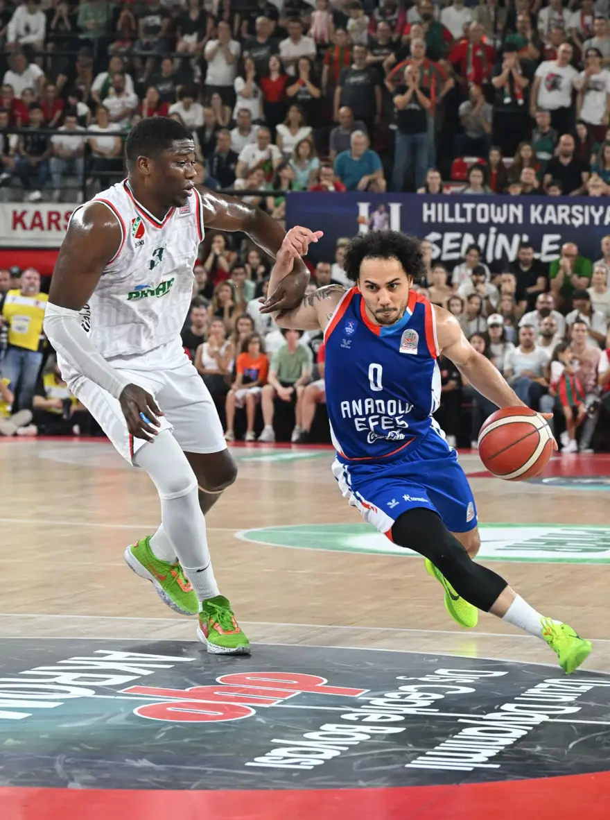 NE FAZLA ŞAMPİYONLUK KAZANAN ANADOLU EFES 3