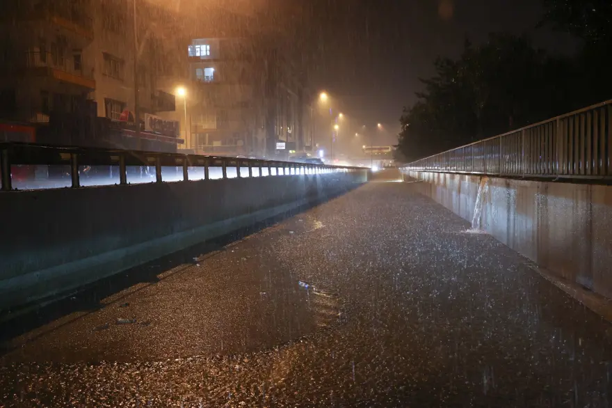 Antalya'da sel ve su baskını: 1 kişi yaşamını yitirdi, 3 ilçede okullar yarın da tatil (4 şehir için turuncu kodlu uyarı) 11