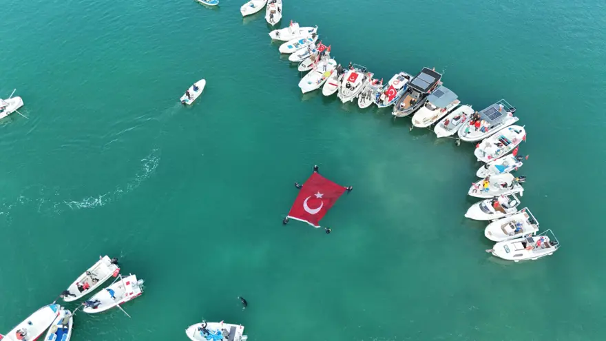 29 Ekim Cumhuriyet Bayramı'nı su altında bayrak açarak kutladılar 4