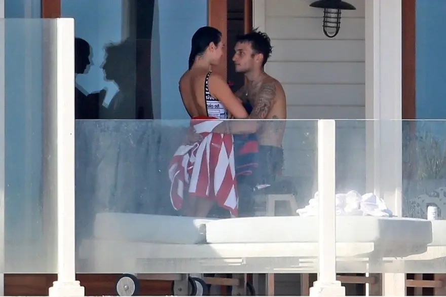 Dua Lipa ile Anwar Hadid ayrıldı 3 Dua Lipa ile Anwar Hadid ayrıldı 3