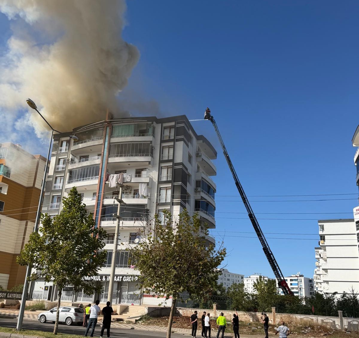 8 katlı binada yangın: Mahsur kalan 7 kişi kurtarıldı