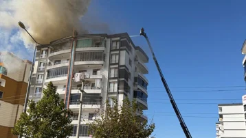 8 katlı binada yangın: Mahsur kalan 7 kişi kurtarıldı