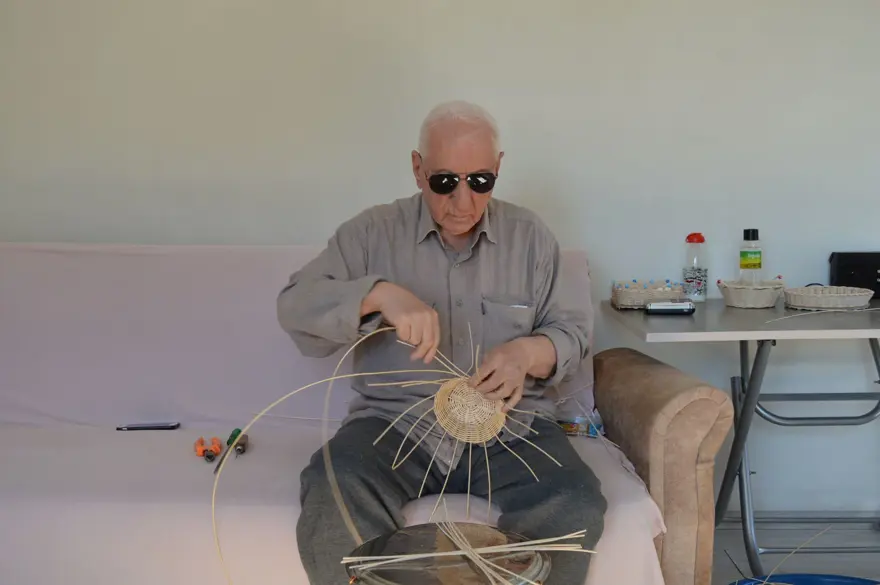 Mardinli 79 yaşında görme engelli usta Beyrut'ta öğrendi: El becerisini gelir kapısına dönüştürdü 6