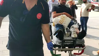 Bilettiği bıçakla koşarken çarptığı adamı yaraladı