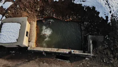 Etrafı karla kaplı doğal jakuziye ziyaretçi akını