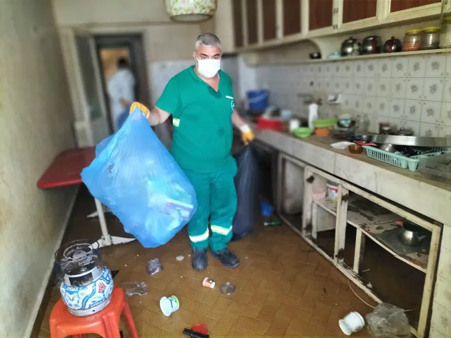 Kötü koku apartmanı sardı! Ekiplere kapıyı bile açmadılar, 3 kamyon çöp zorla çıkarıldı 