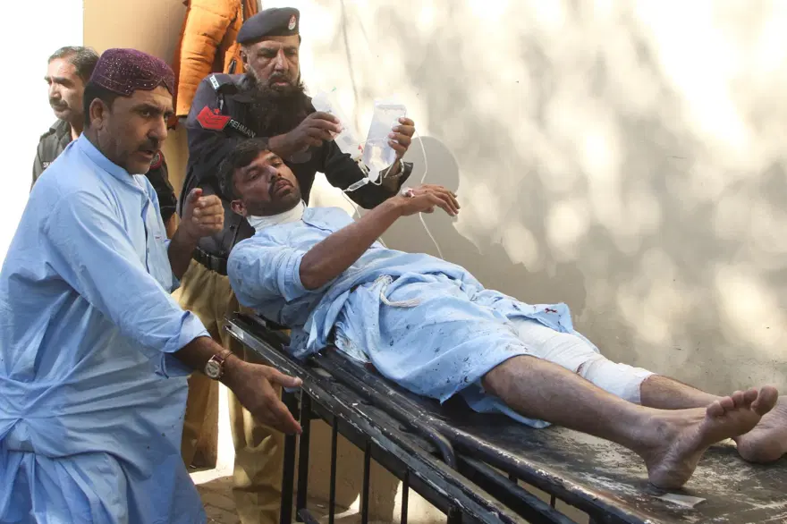 Pakistan'da tren istasyonunda korkunç patlama: En az 26 kişi öldü, durak can pazarına döndü 3