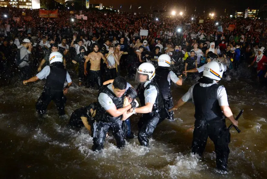 Brezilya'da 200 bin kişi ayakta 63