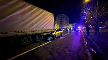 Şanlıurfa'da feci kaza: TIR'a ok gibi saplandı