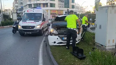 Antalya'da kaza: Otomobil refüje çıktı